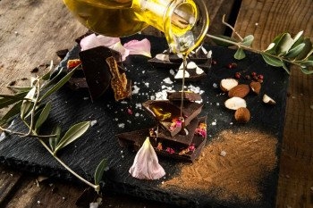 Tamna čokolada s maslinovim uljem, cvijetom soli i crvenim paprom 50g - Aura